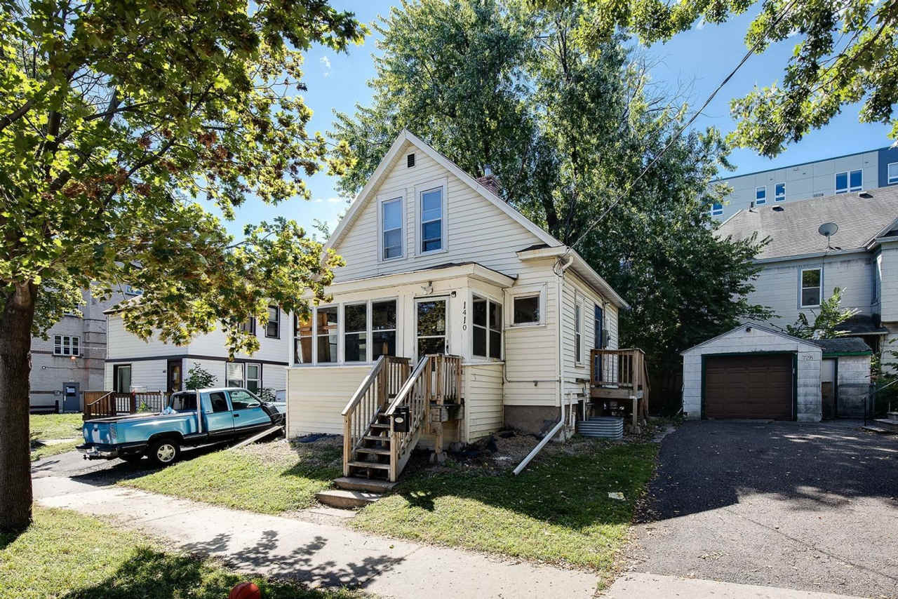 5 Bedroom 2 Bath in Single Family House in DINKY! ~ WALK TO CAMPUS! U of M 2026~