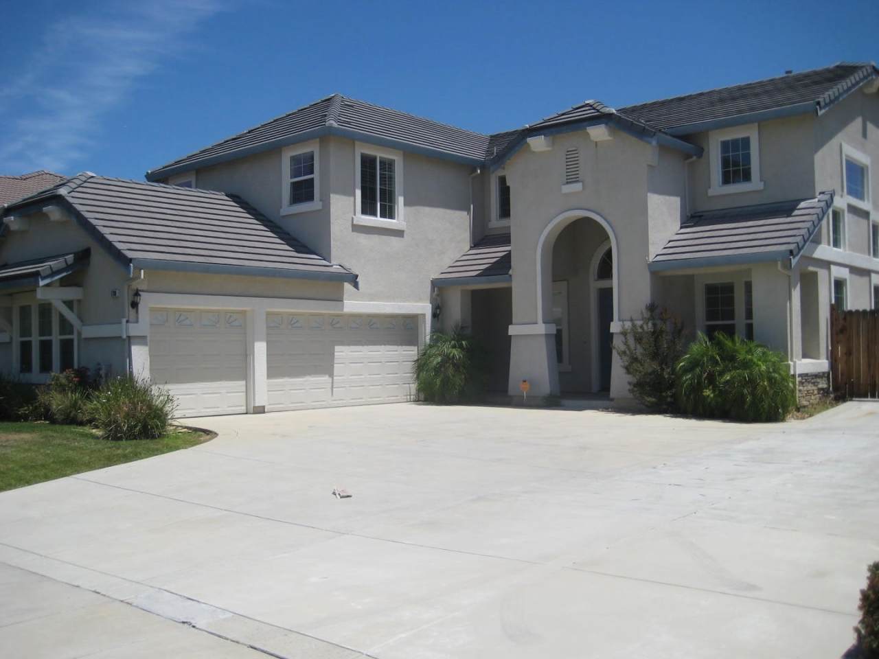 Beautiful large home in Brentwood with bonus room!