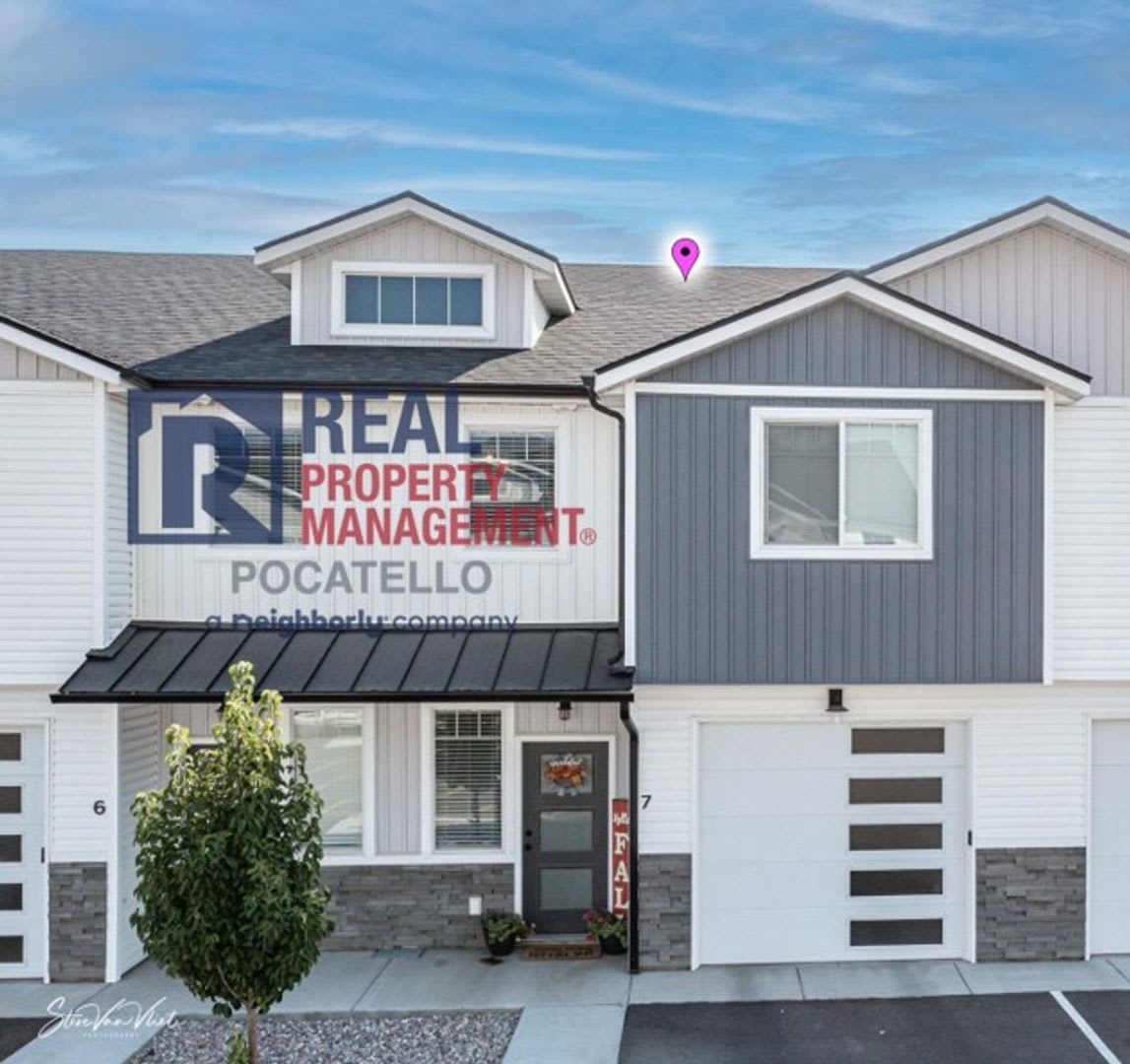 MOVE IN SPECIAL - 3 Bedroom 2.5 Bathroom Town Home - 1 Car Garage