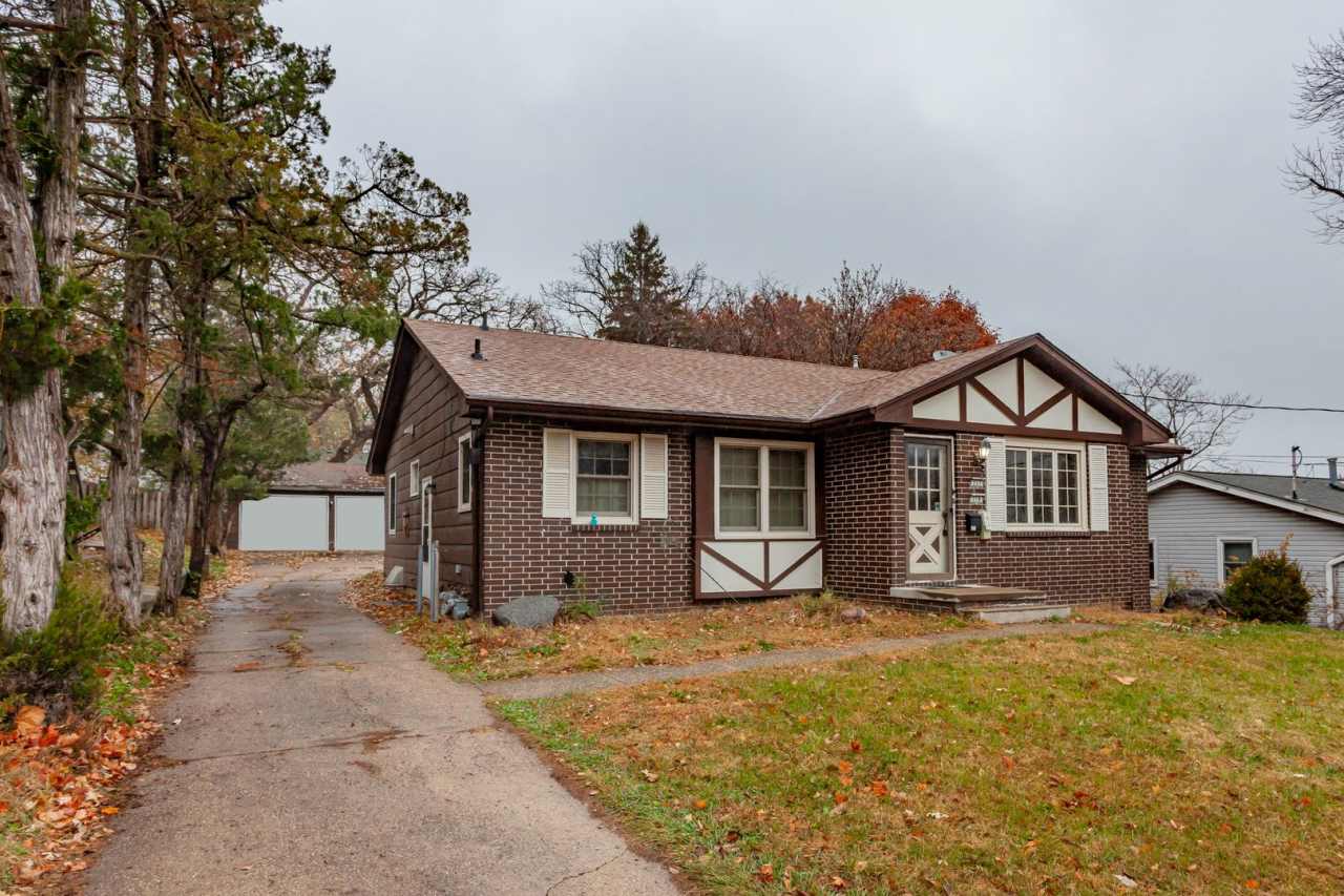 CHARMING! 2 Bedroom, 1 Bathroom Duplex in Des Moines!!