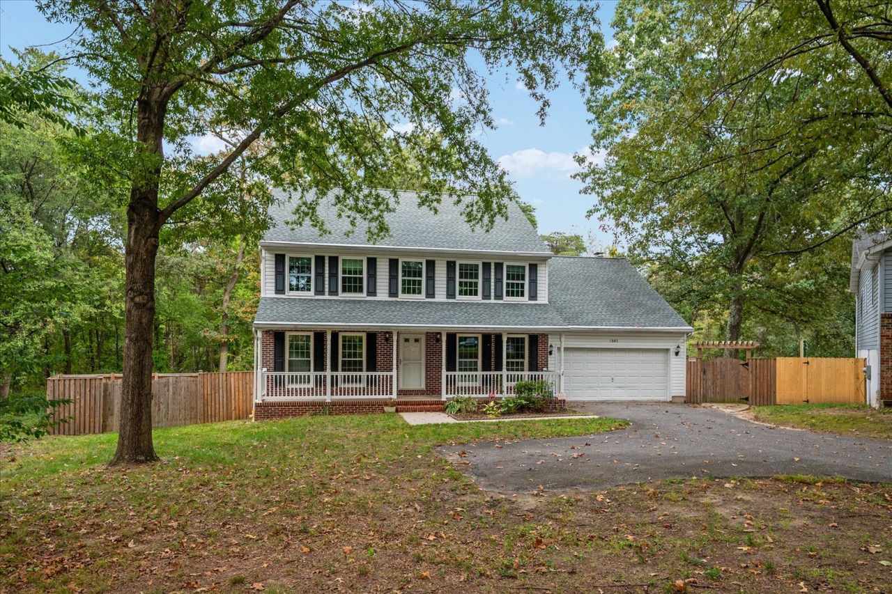 Charming Colonial in Elmhurst Station