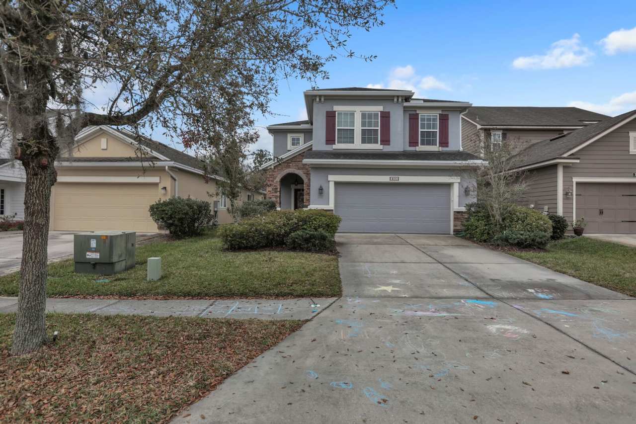 COME LIVE THE NOCATEE LIFESTYLE IN THIS WONDERFUL HOME IN THE POPULAR COMMUNITY OF GREENLEAF LAKES!