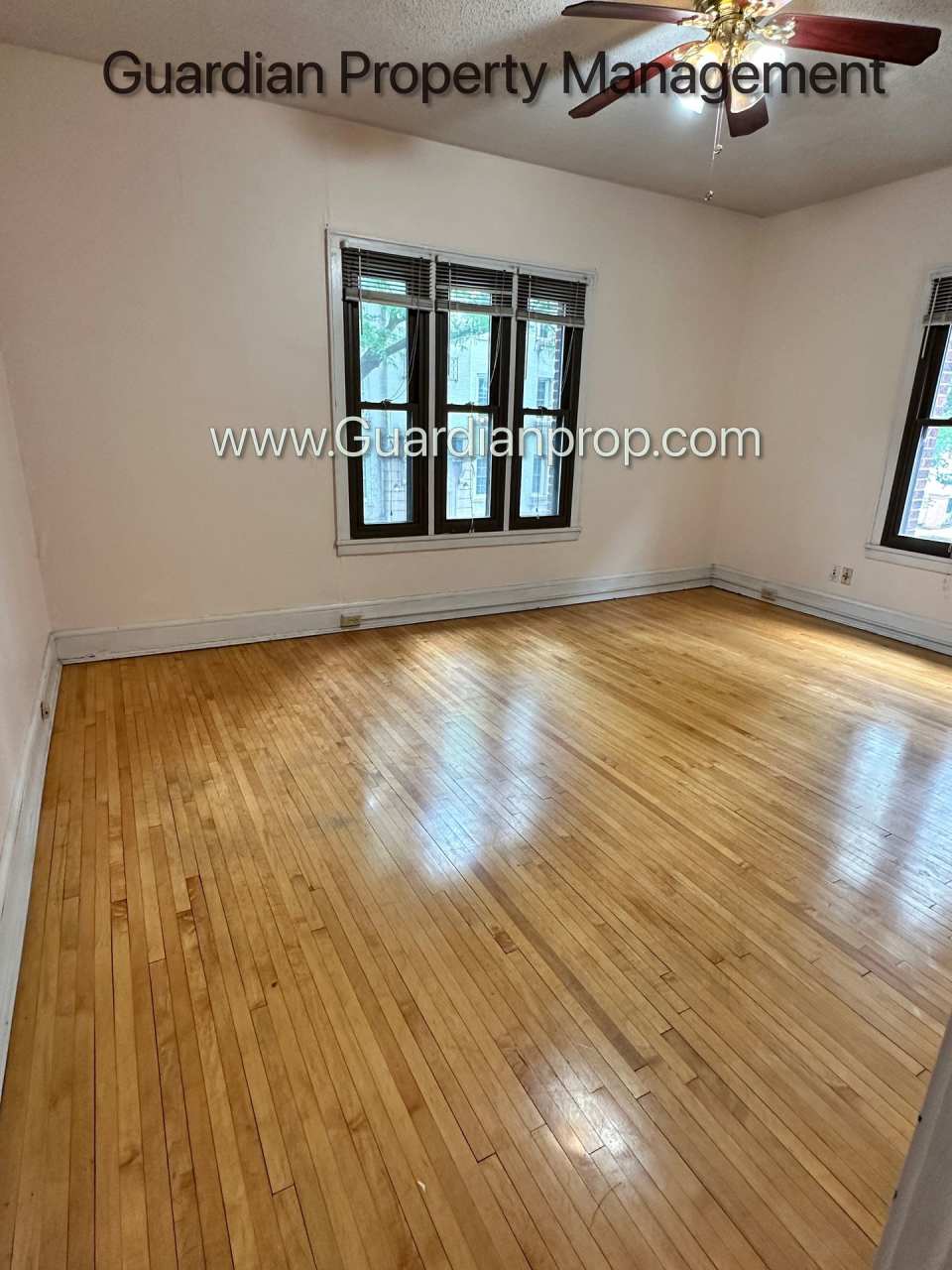 Studio Lakes Uptown Apartment, Blocks from Both Lakes, Hardwood Floors, One Month Free
