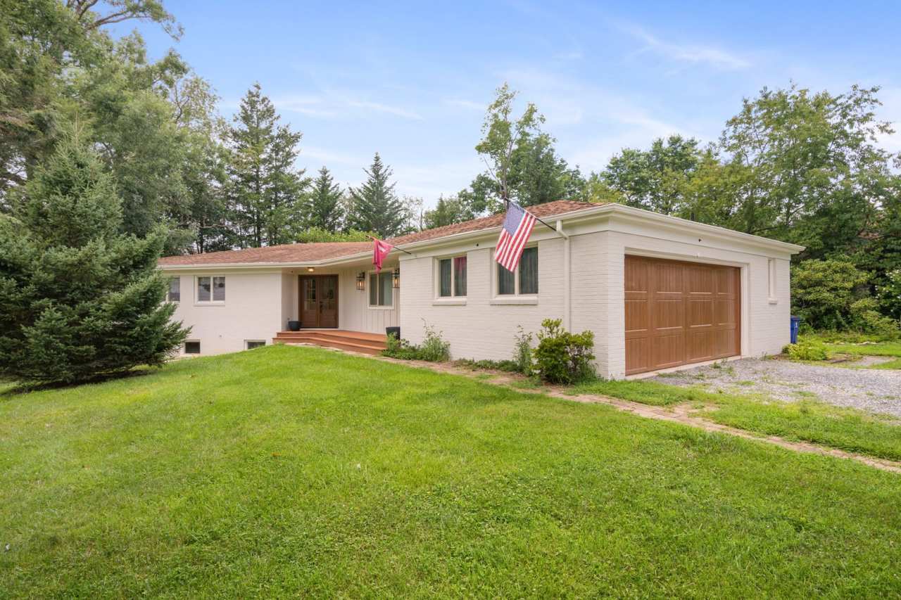 5 Bed/4.5 Bath Undergrads OK Close to VT