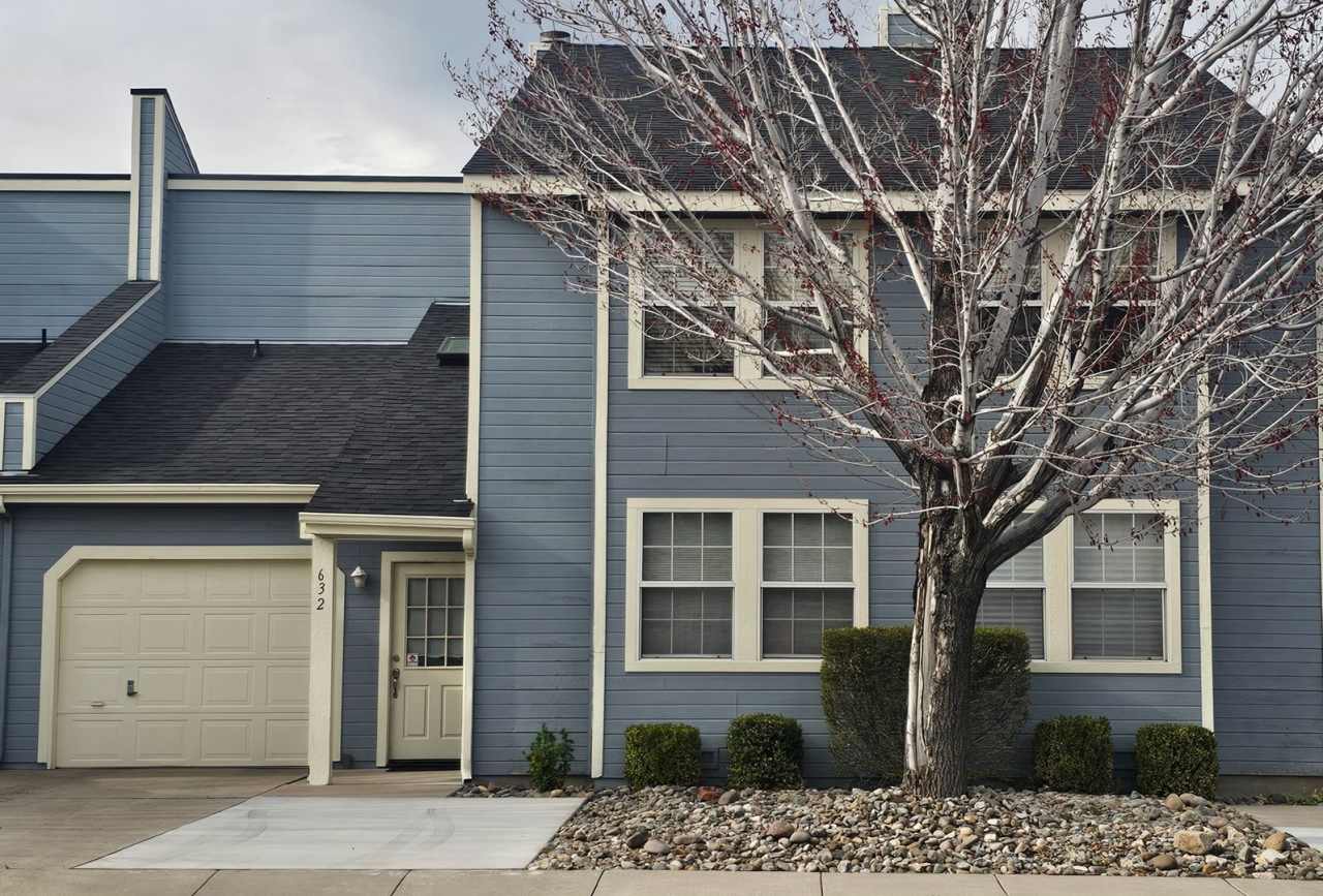 Cute Townhouse in Desirable Neighborhood - Available Now