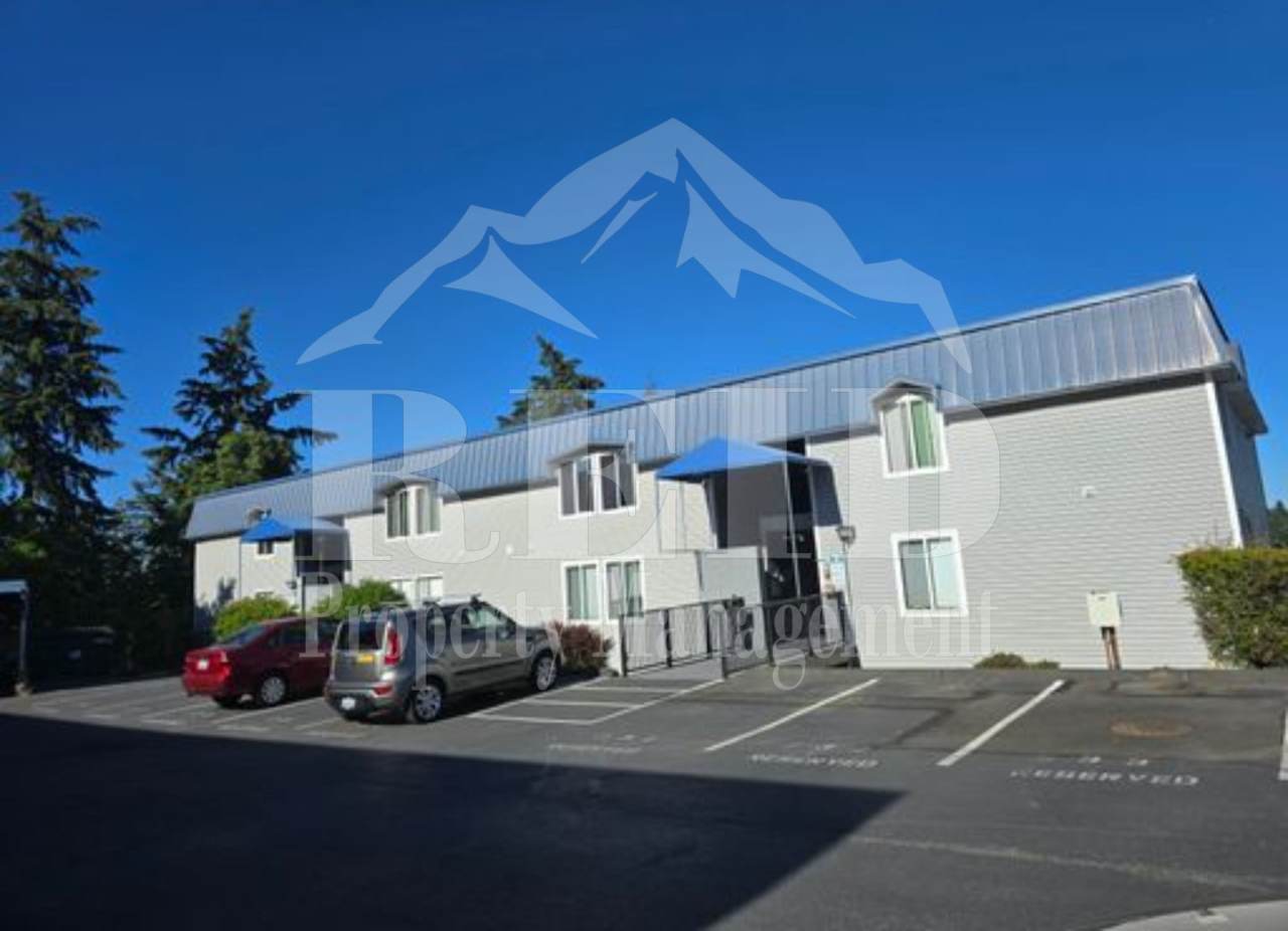 Lower Unit in Prime Bremerton Location with Parking