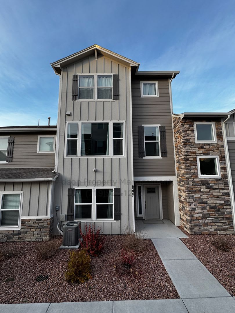 Gorgeous 3 Bedroom Townhouse Located in Northeast Colorado Springs