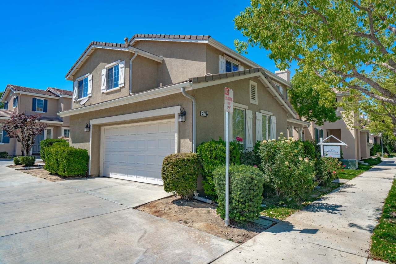 Charming 3-Bedroom Home in Valencia's Creekside Community with Paseo Access!