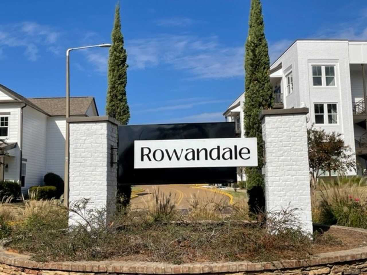 4BD/4.5BA in ROWANDALE!