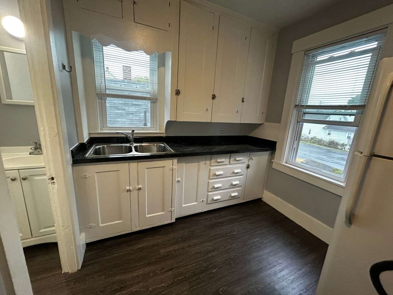 $1475/mo - 1 Bedroom on the Second Floor with Off-Street Parking!