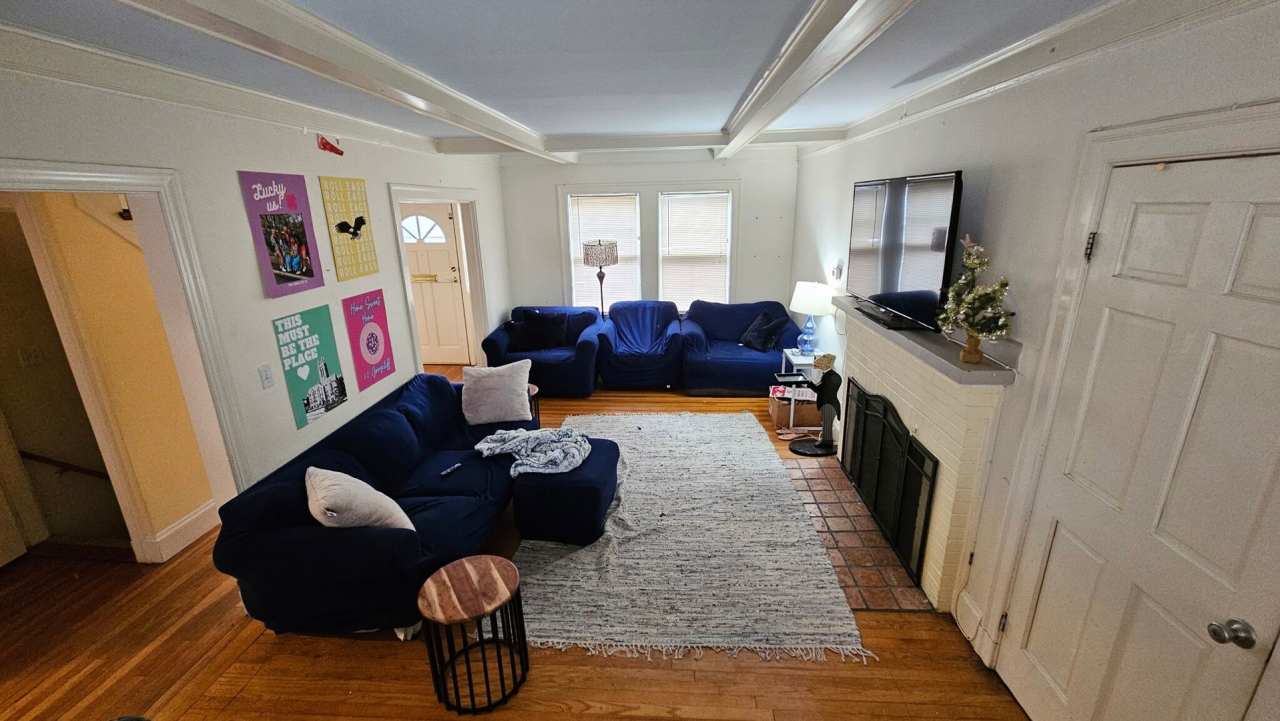 $1k Rebate! Oversized House w 4 Parking Spots Inc. Laundry in Unit. Fits up to 10 ppl!