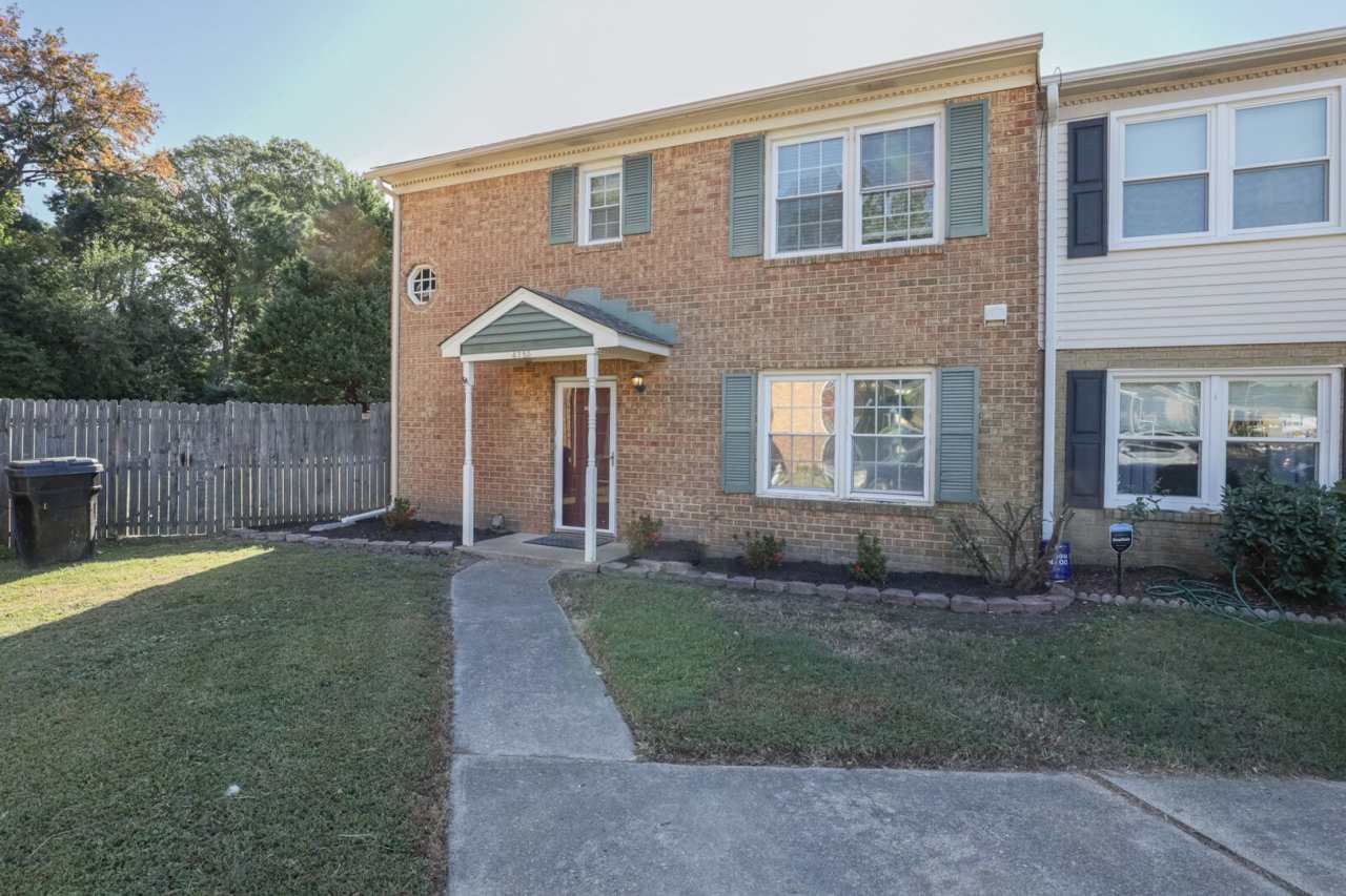 3BR/1.5BA Thoroughgood End Unit Townhouse with Style, Convenience, and Carefree Living!