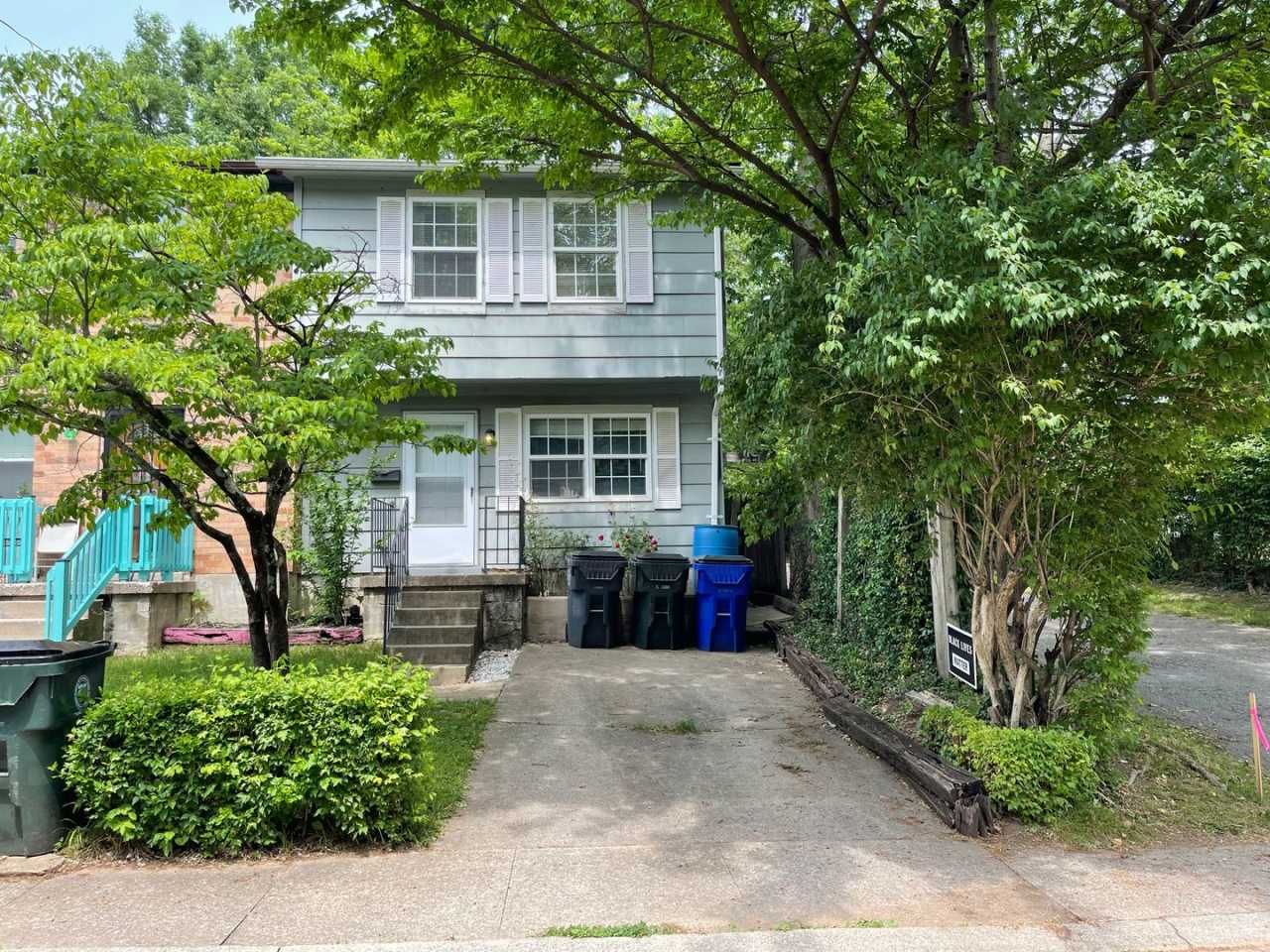 SPACIOUS TOWNHOME near Downtown! Washer/Dryer Included; Off-Street Parking