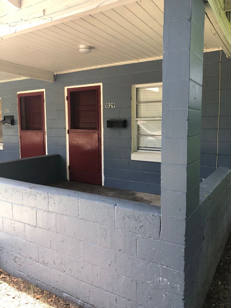 A Charming 2/1 duplex Available Now!