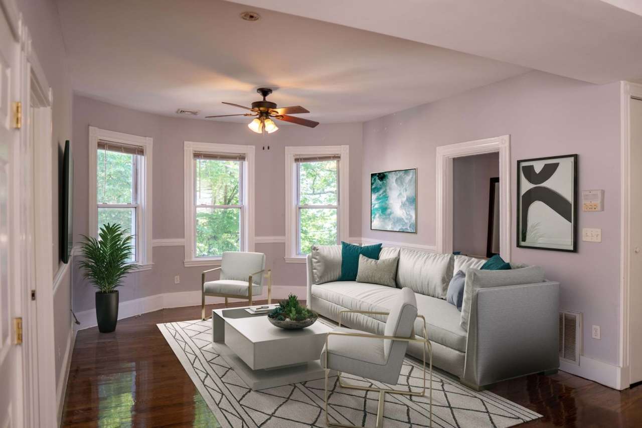 Sunny, massive, Modern. "Socially Inclined" apartment near NEU with modern appliances and plenty of space!