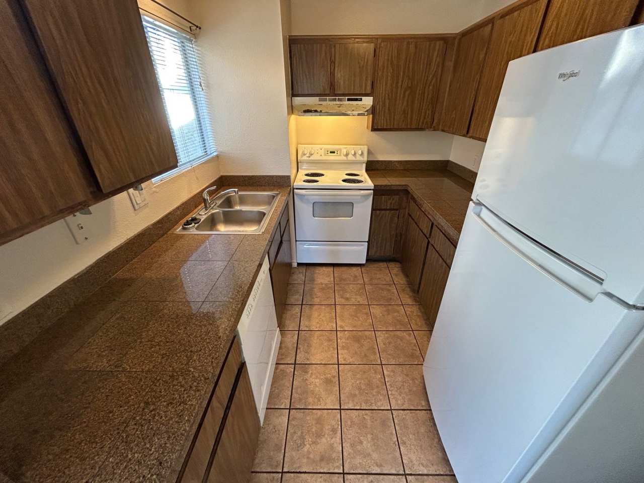 BRIGHT 2-BEDROOM CONDO NEAR LAS VEGAS LIVING