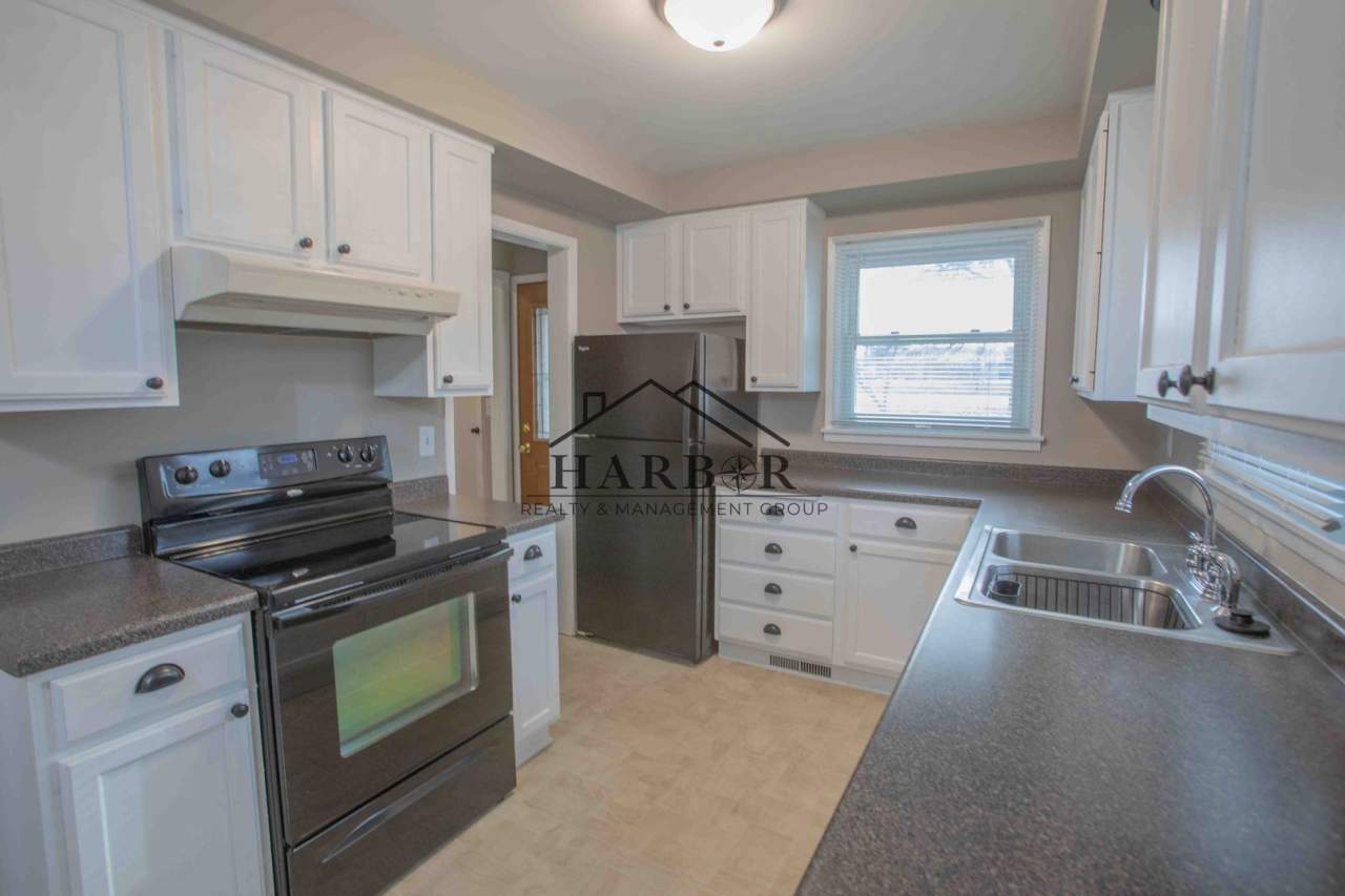 Single Family Home in SW Rochester with Fully a Fenced Backyard!