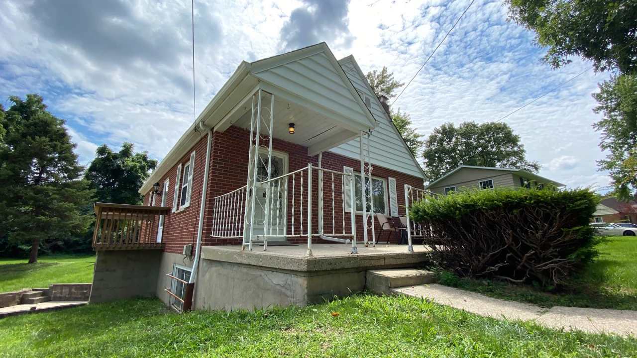 Fully Furnished with Washer and Dryer on quiet cul-de-sac