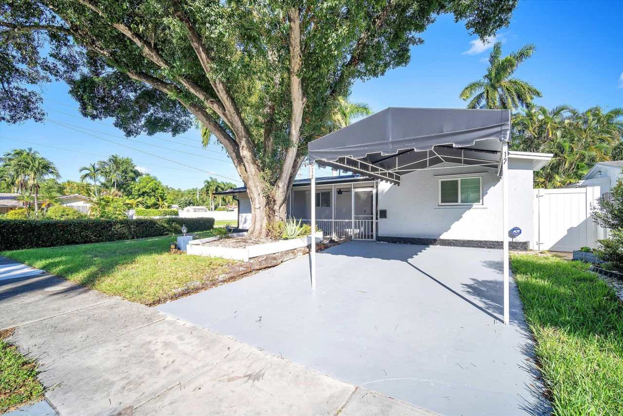 Beautiful Hollywood home in quiet neighborhood