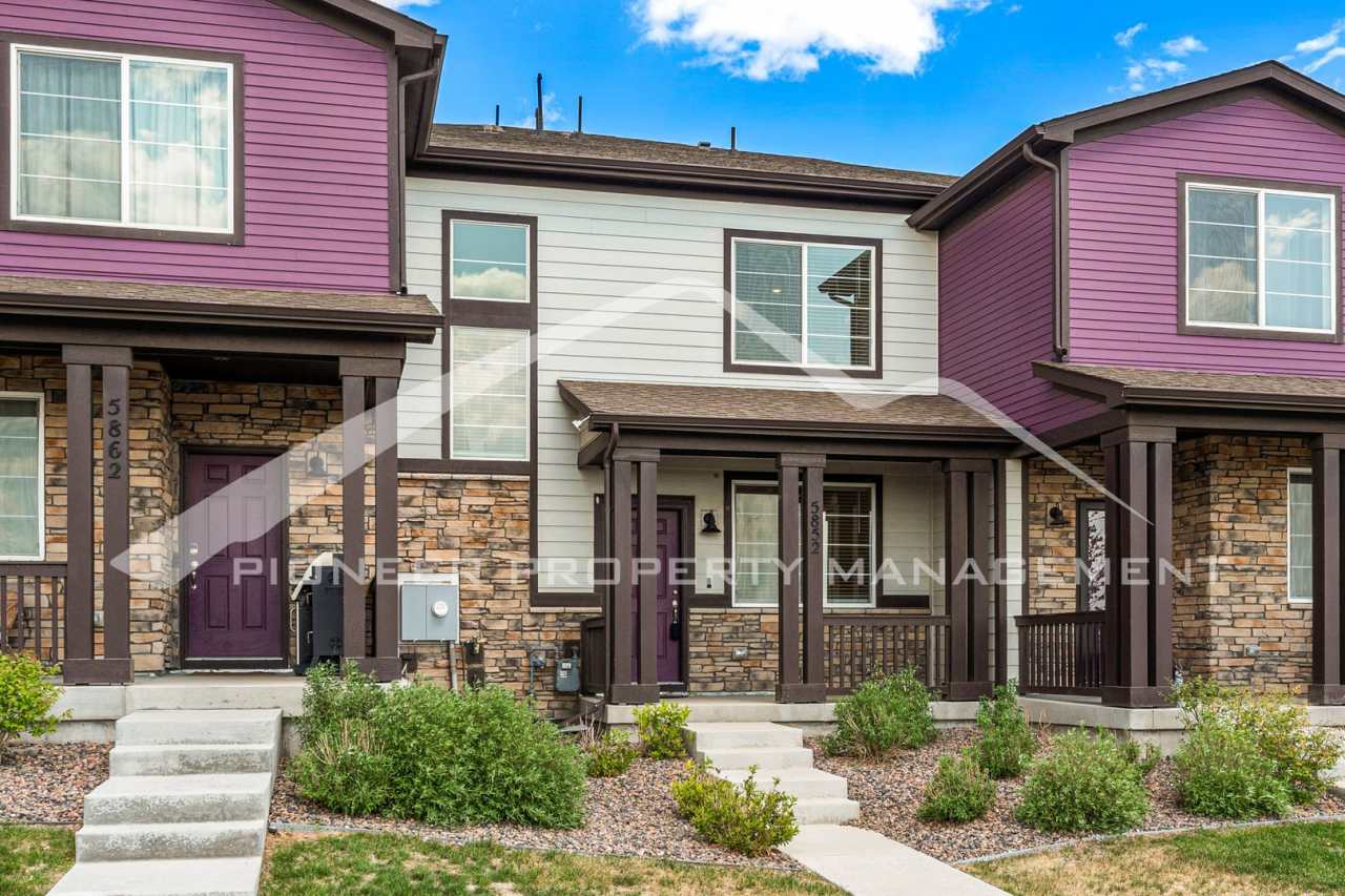 Townhome in NE Aurora with Central AC and 2 Car Garage!