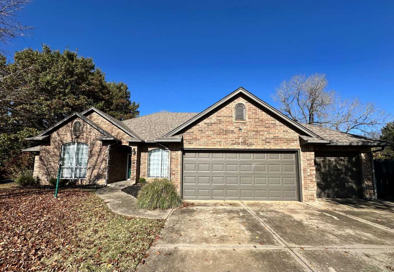 Spacious 4bed/3bath Home Available in Desirable Edmond Neighborhood!