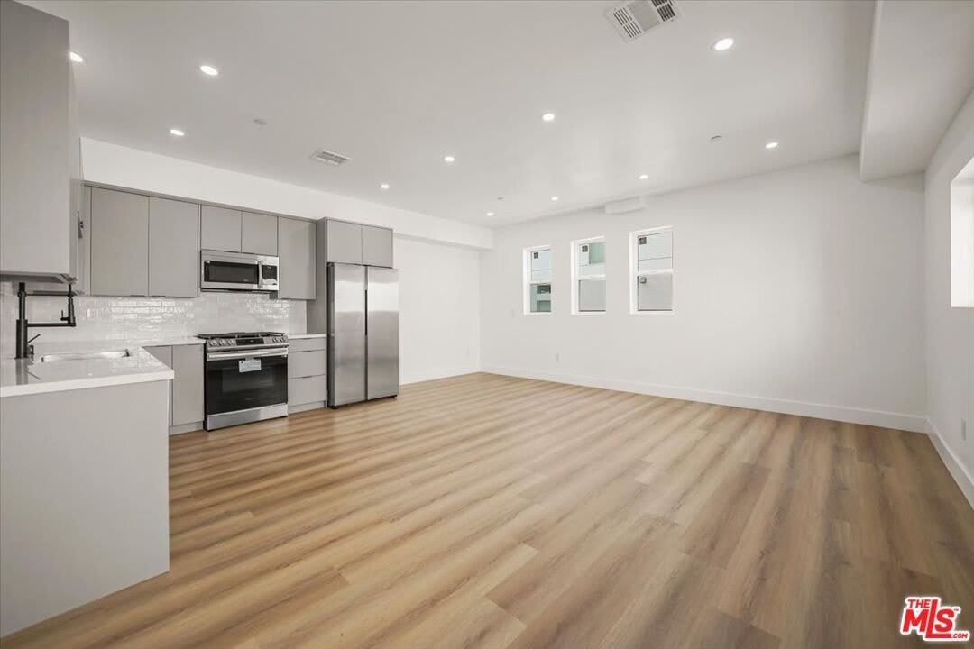 912 N Hudson Ave unit: 1/2