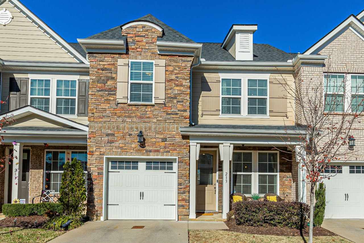 Beautiful 3 Bed, 2/1 Bath Mount Juliet Townhome. Convenient to shops and restaurants!
