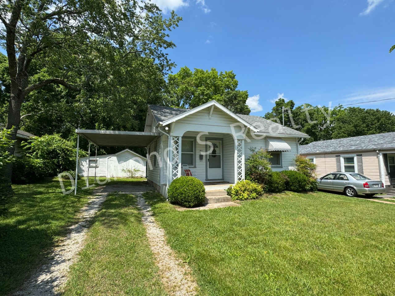 Cute and Clean 2 Bedroom Home Available Now!