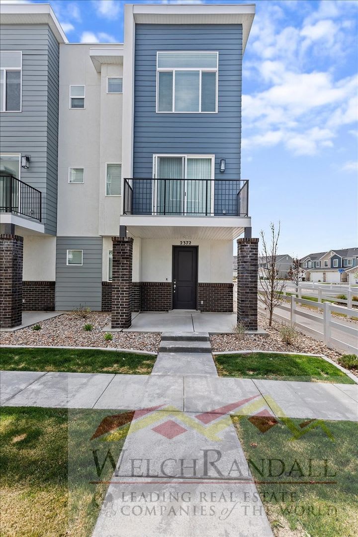 Beautiful 3 Bed 2 Bath Townhome in West Haven