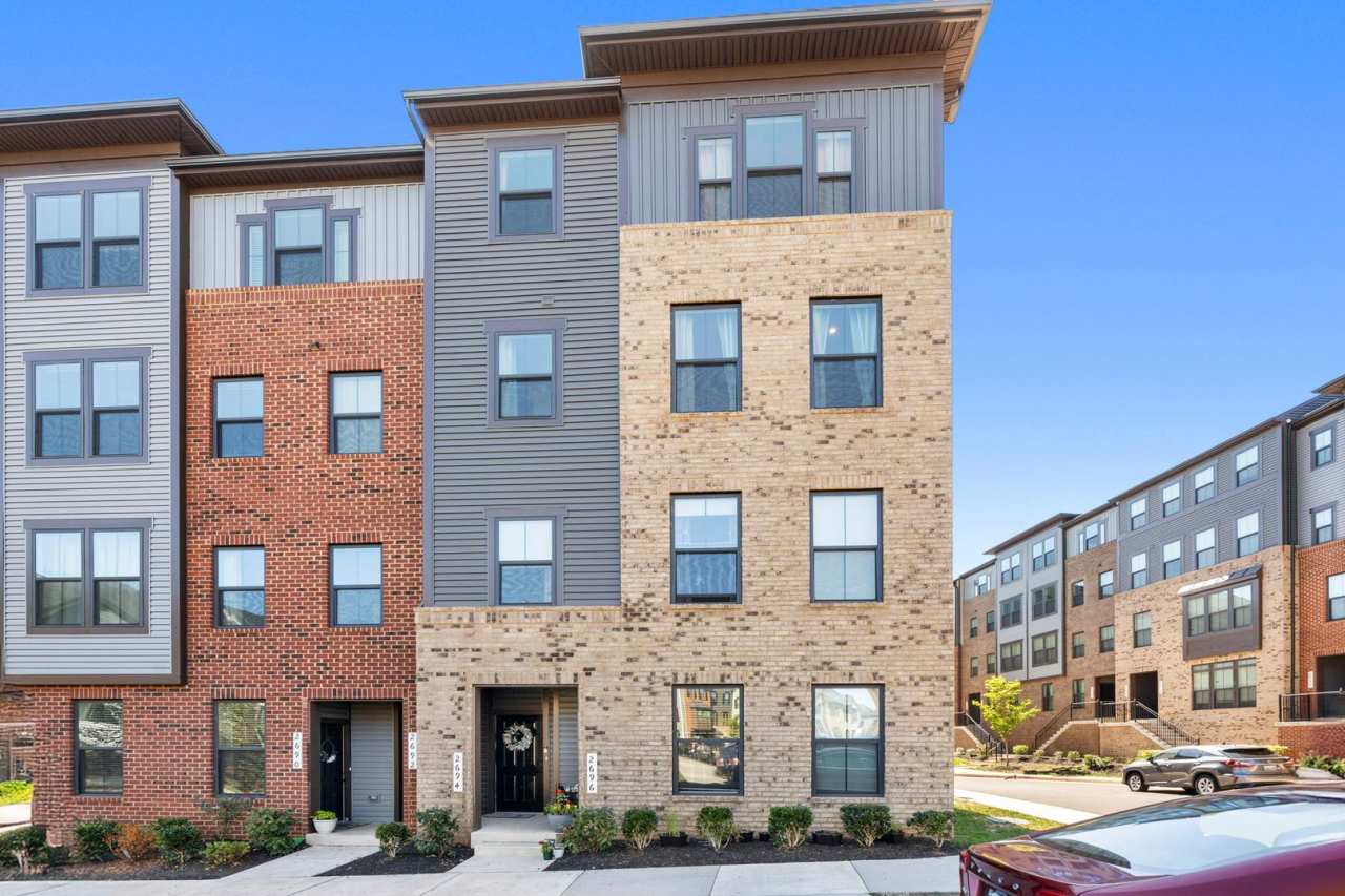 Luxurious 3 Bed 2.5 Bath Townhome In Beautiful Foster's Glen