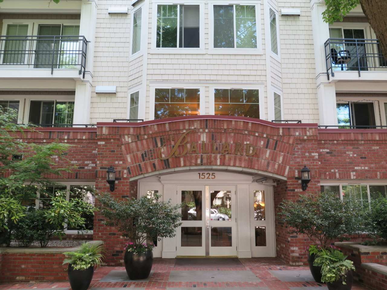 Updated South Facing 1 Bedroom in the Ballard Place Condo Building