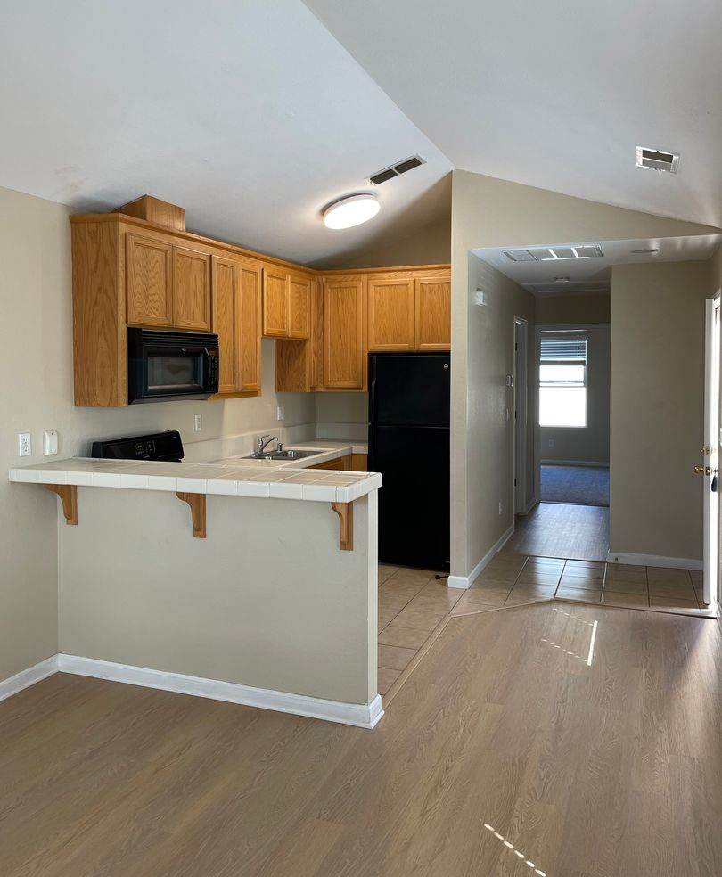 $ 250.00 Move in Credit - Adorable 1 bedroom 1 bath, full kitlchen, back yard, top floor unit Avalable