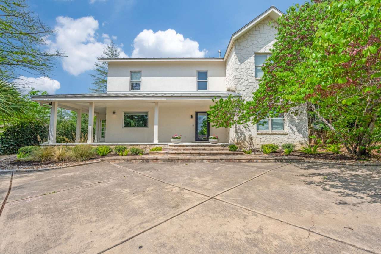 BEAUTIFUL TERRELL HILLS 5-BEDROOM HOME