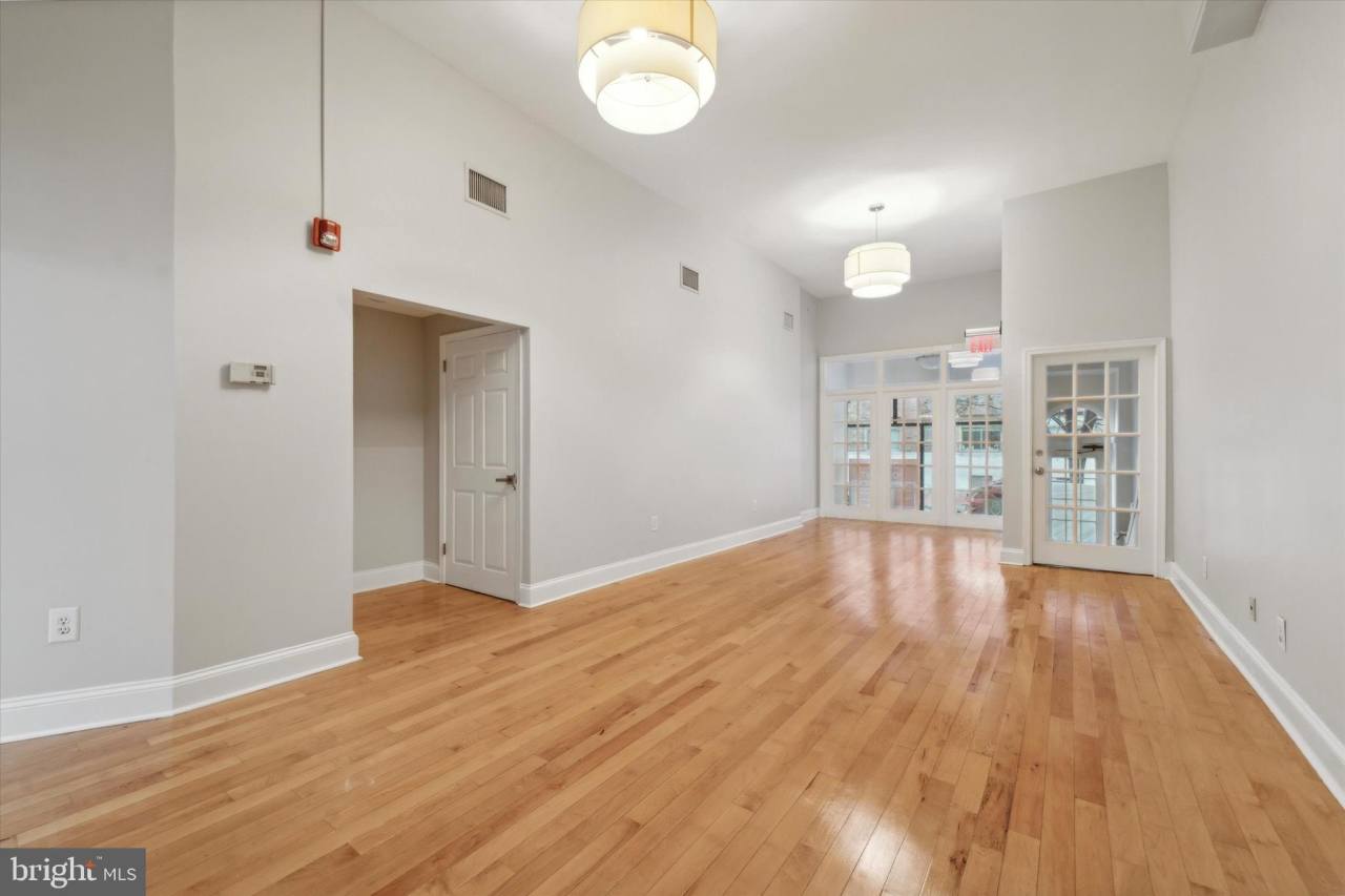 932 PINE Street unit: 1St Fl