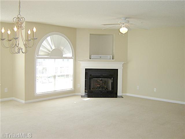 Great condo near WF and shopping