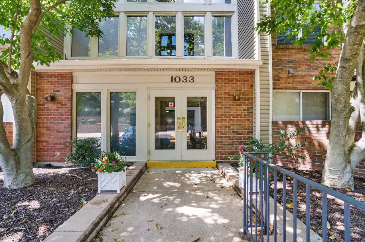 Spacious 2-Bedroom, 2-Bath Condominium in Creve Coeur – A Must-See Gem!