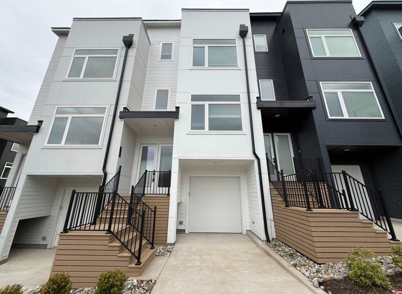 **OFFERING RENT PROMOTION FOR THE FIRST 6 MONTHS** Luxurious New Construction 4BD, 4BA Downtown Raleigh Townhome with Rooftop Terrace