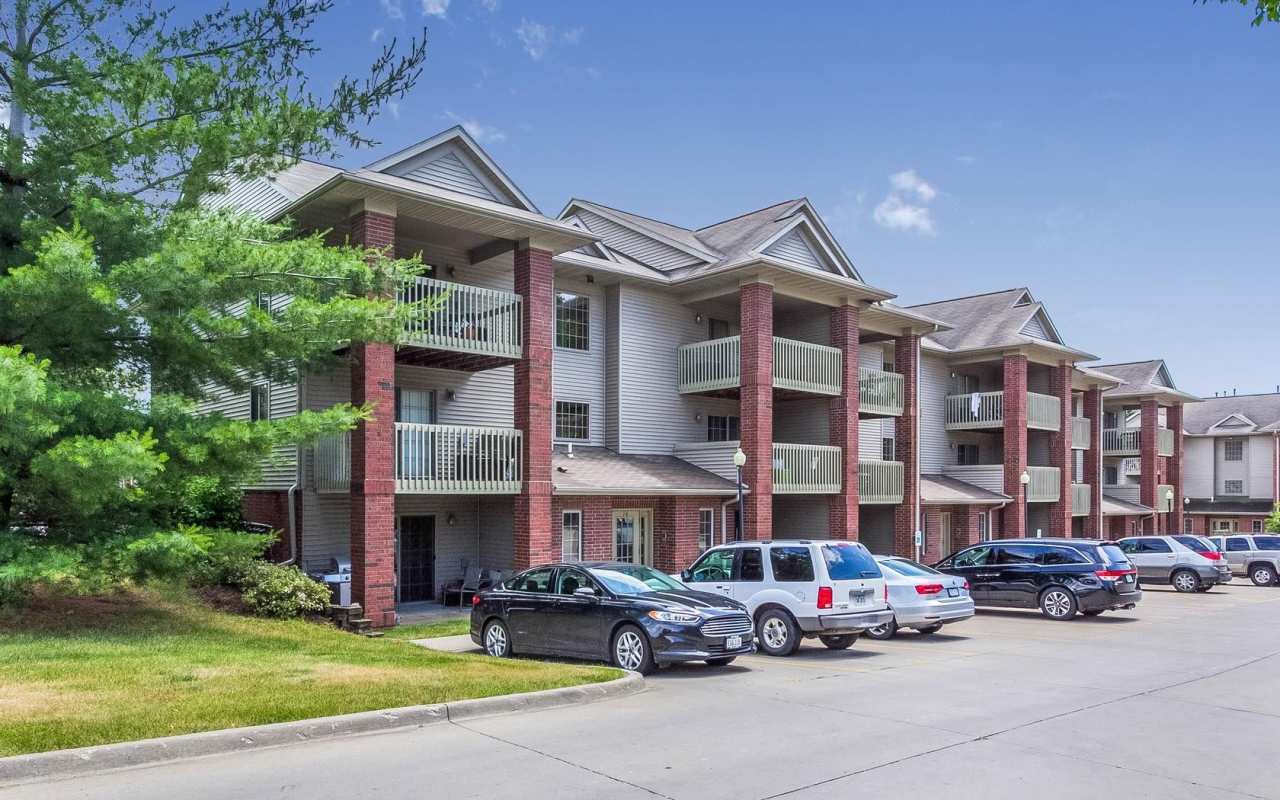 Large Two Bedroom Walking Distance to UIHC, available 1/1/2026