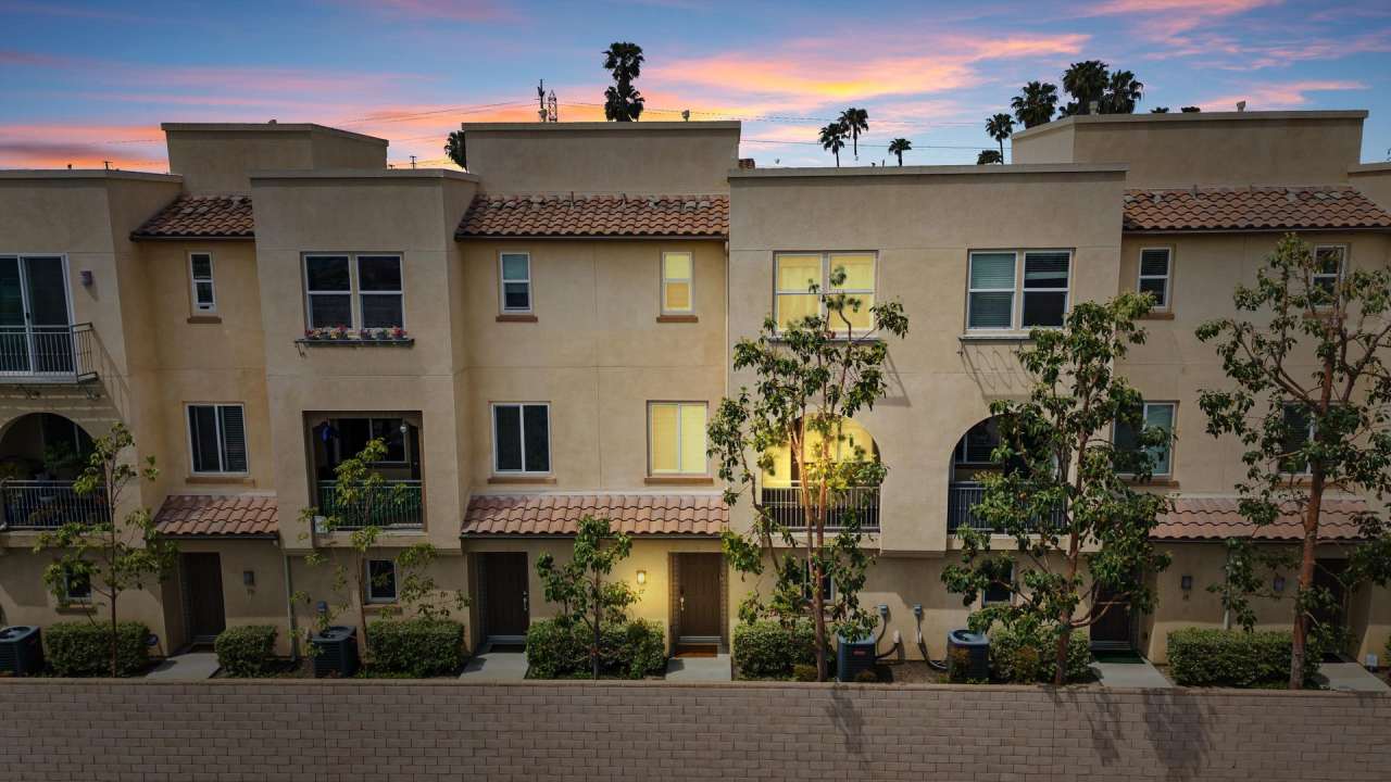 Beutiful Townhome For Lease in Anaheim! 3 Car Garage, 3 Bedrooms.