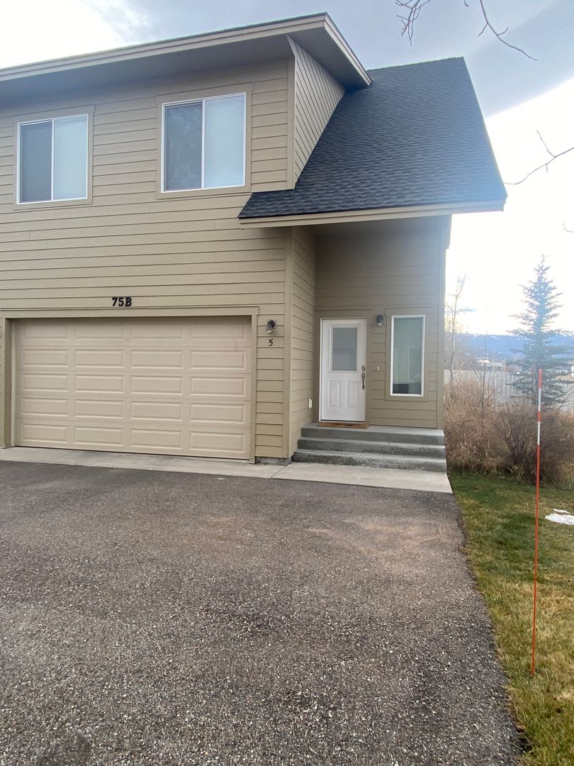 Victor - 4BR 3.5 Bath Townhouse Attached Garage