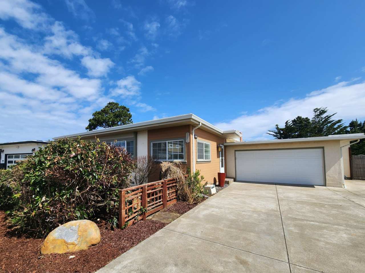 spacious 3 bed 3 bath Single Family home with huge patio