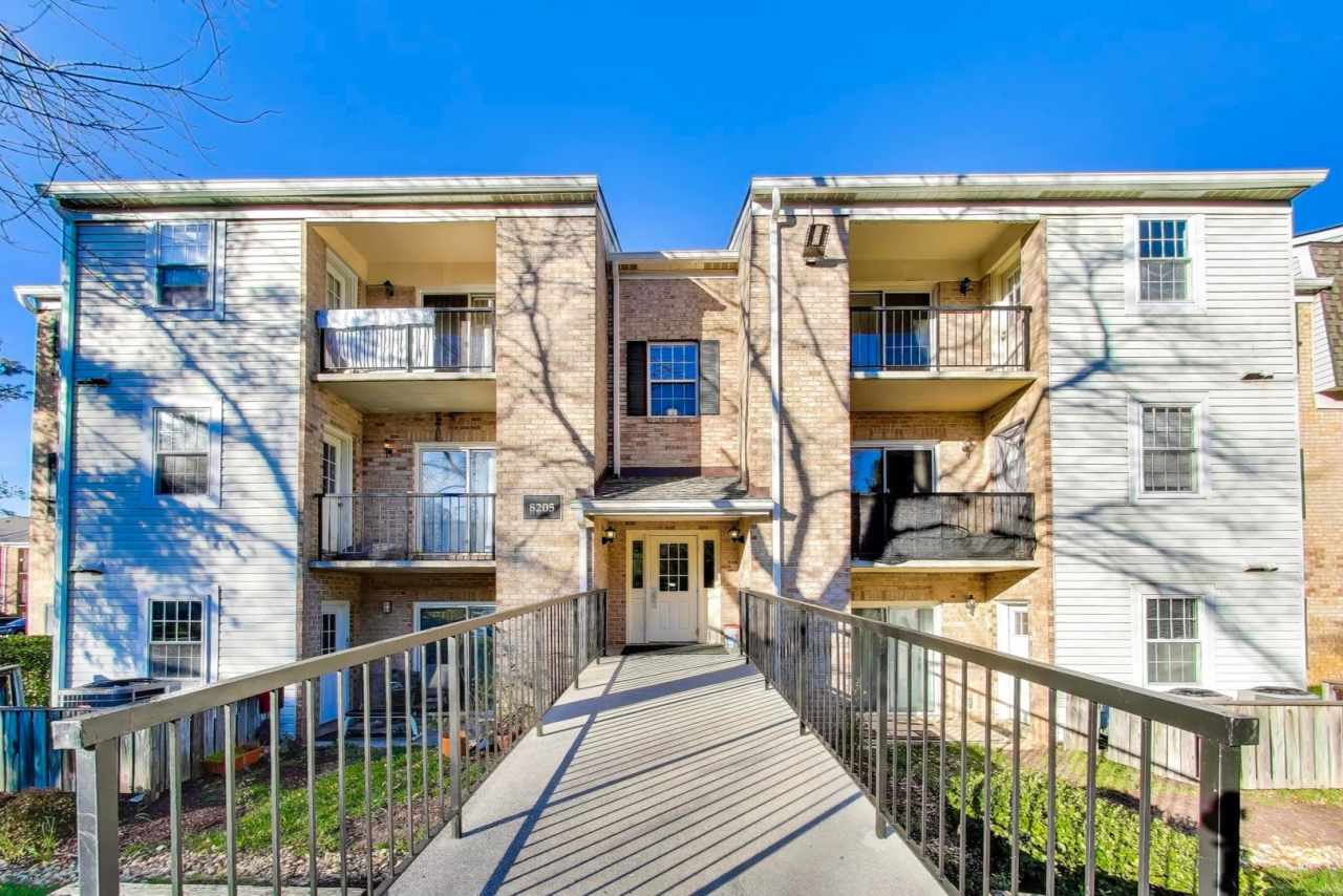 Clean  Fresh 2 + 2 close to METRO!