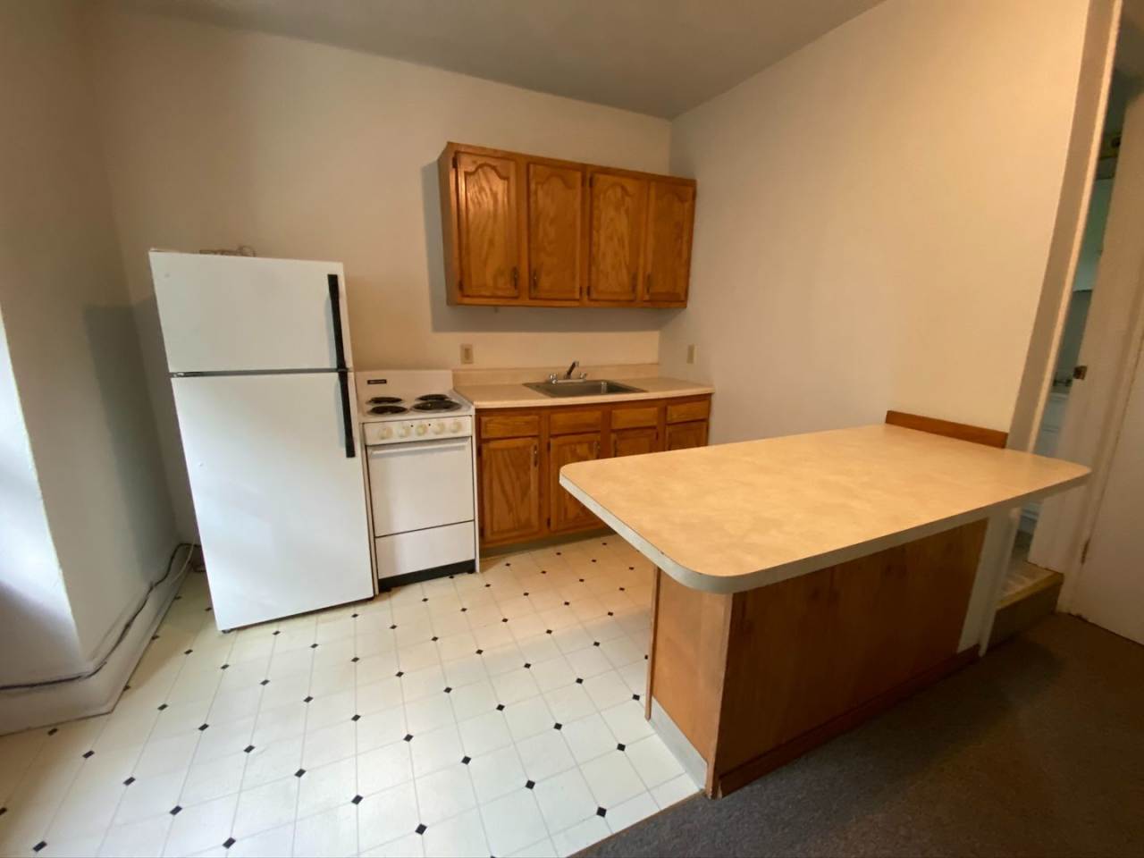 Spacious 1 Bedroom Apartment in South Oakland! Call Today to Schedule an Appointment!