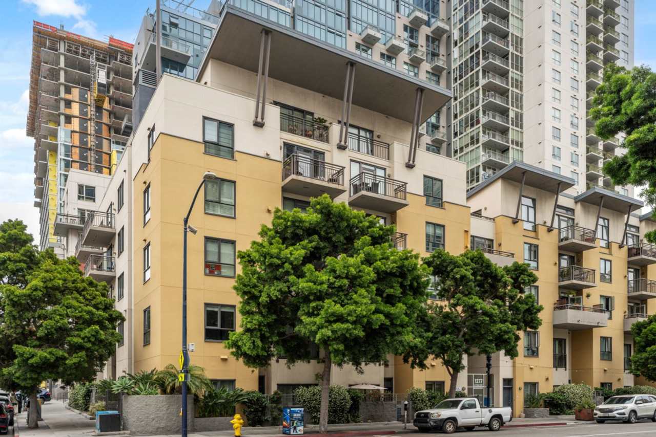 Modern 2-Bedroom Condo with Premium Amenities in Downtown San Diego