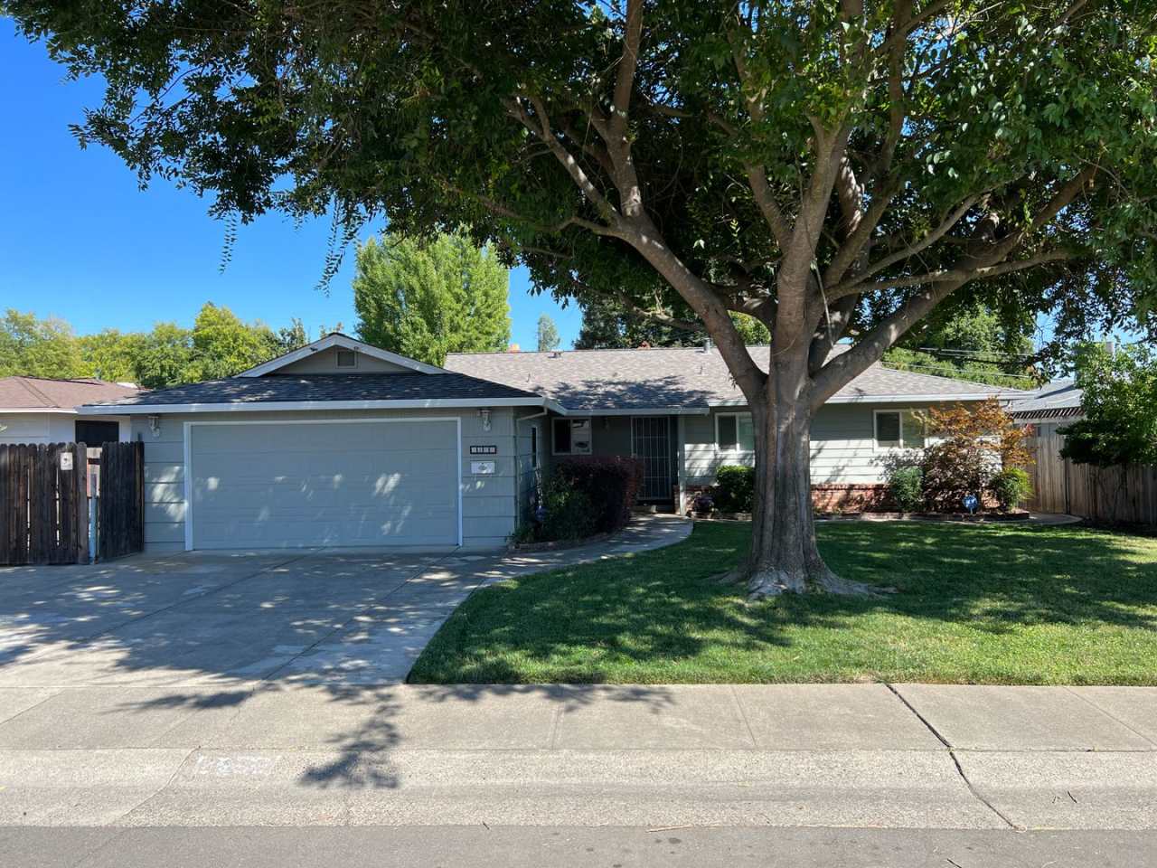 Charming Neighborhood in Carmichael with big lot and pool