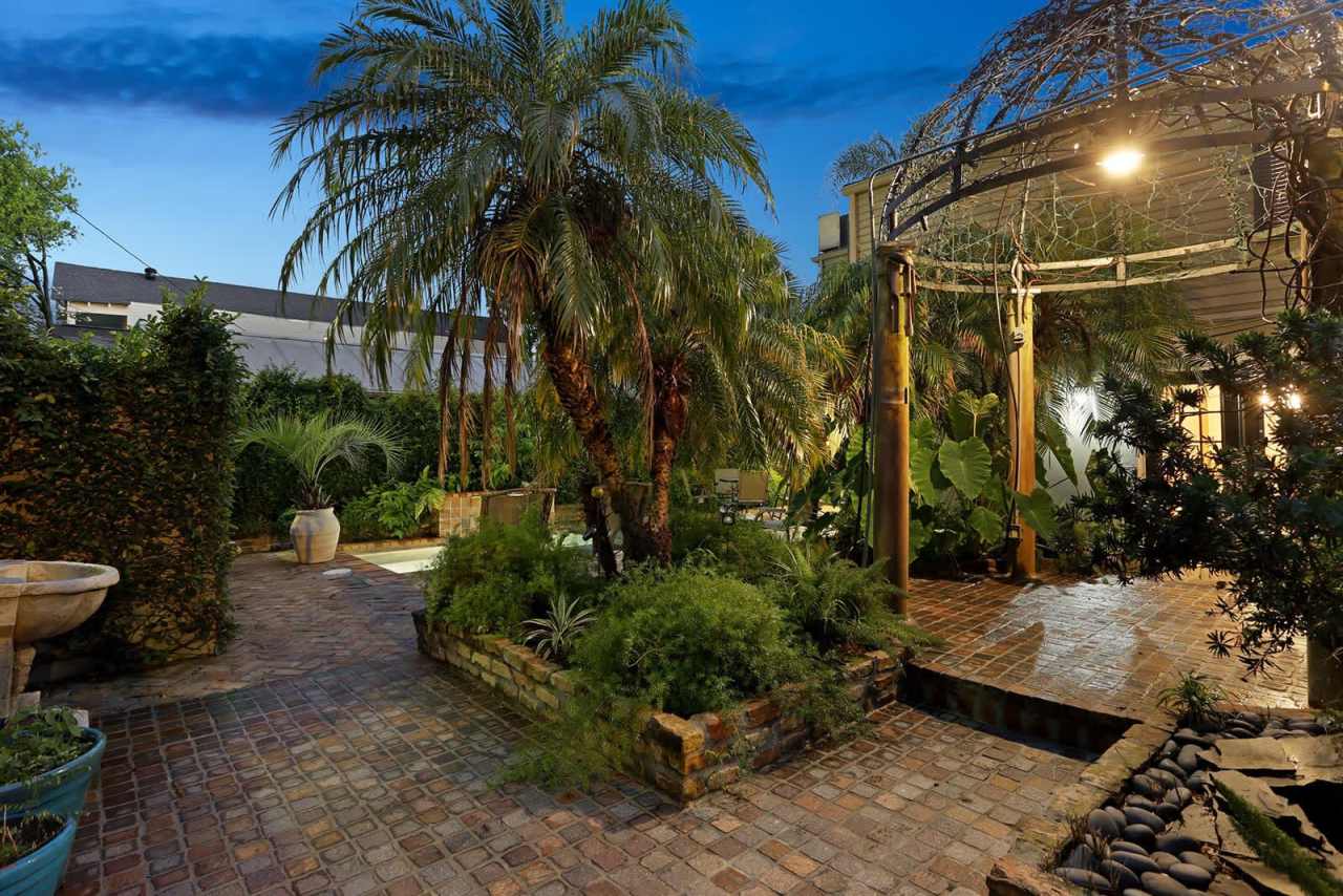 1860 Burgundy Street