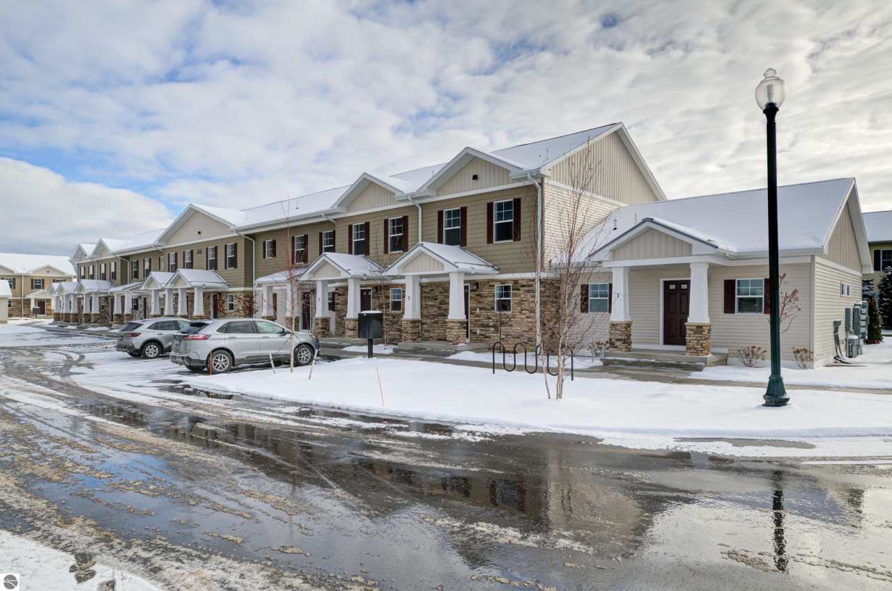 1542 SIMSBURY STREET UNIT 4