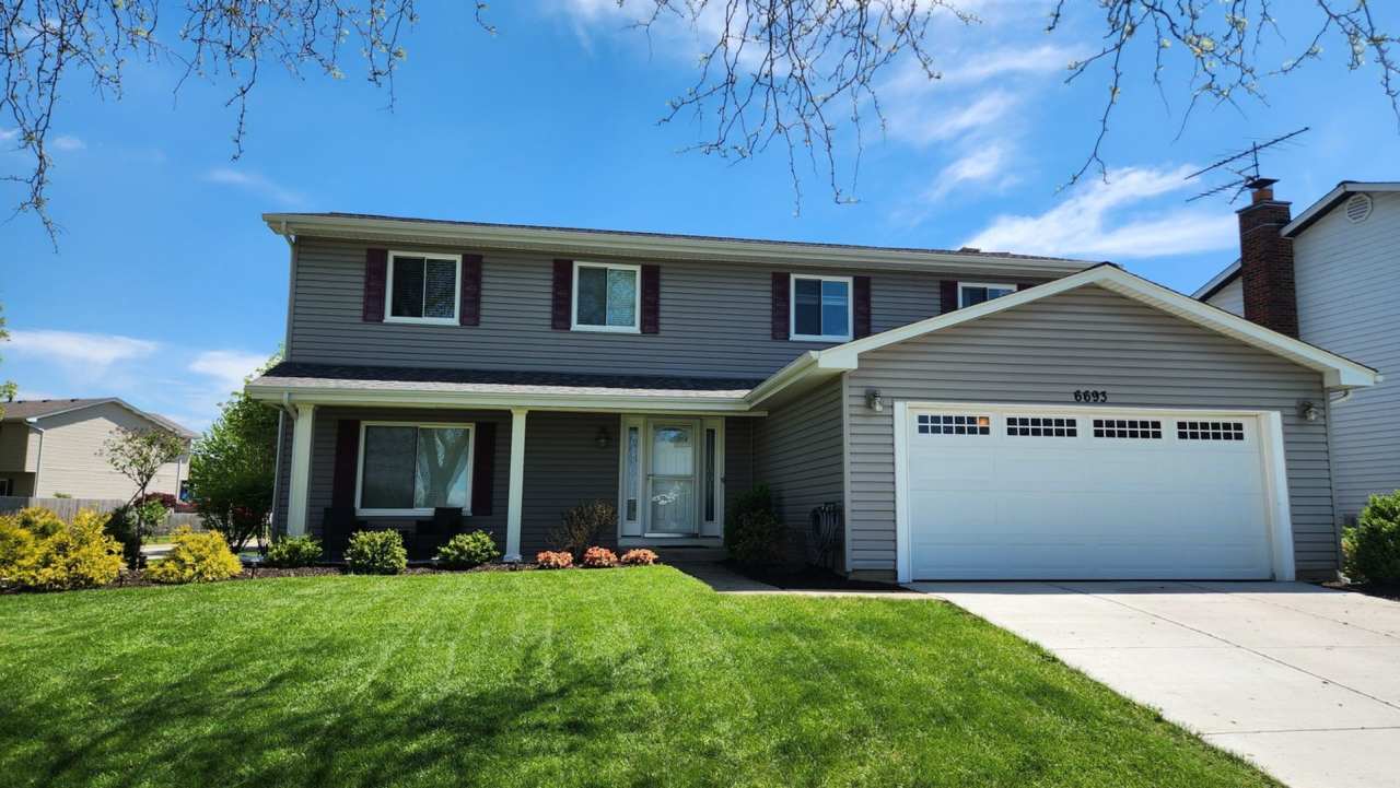 Charming 4BR House in Woodridge