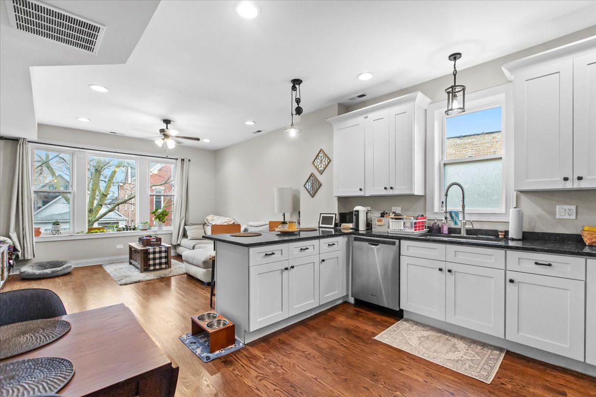 2418 West Medill Avenue