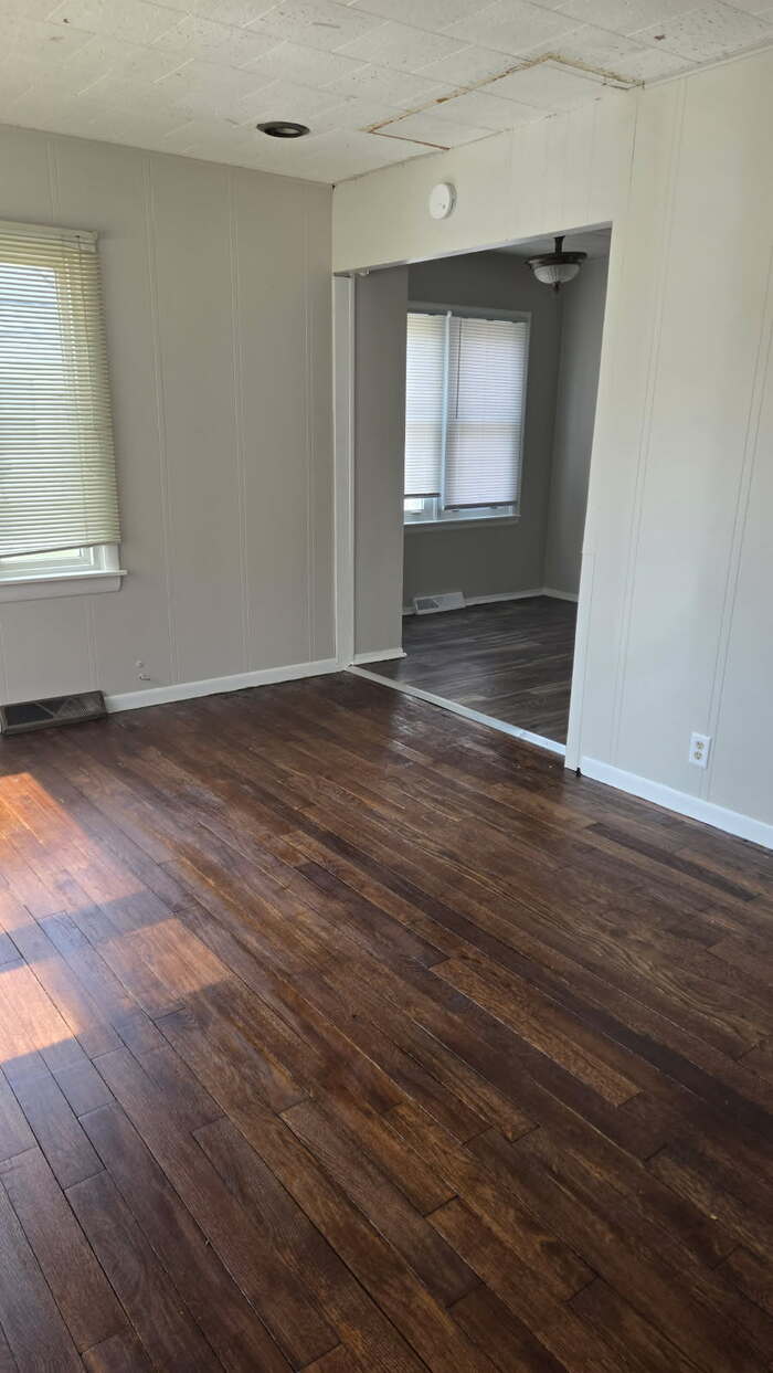 910 East 48th Place